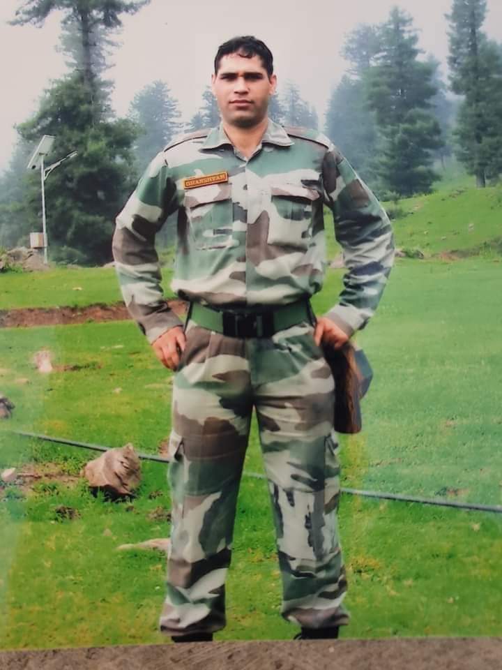 BharatMalpura's tweet photo. जयपुर ग्रामीण जिले की विराटनगर तहसील के निवासी सूबेदार घनश्याम गुर्जर आज माँ भारती की सेवा करते हुए शहीद हो गए।
भगवान शहीद सूबेदार घनश्याम गुर्जर जीं को अपने श्री चरणो में स्थान दे ओर परिवार वालों को इस दुःख को सहन करने का सम्बल दे। 
जय हिन्द ..
#शहीद https://t.co/IOlche6AYV