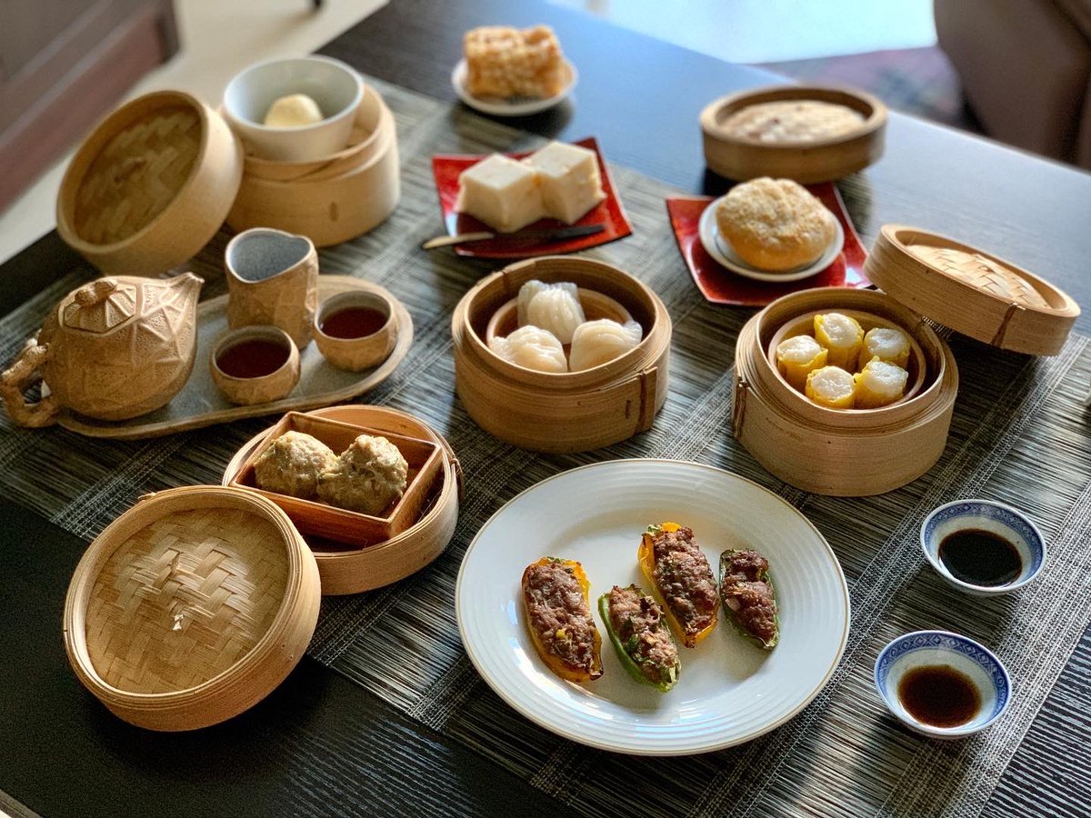 FoodyRuby's tweet image. DimSum 
Weekend 就係想食點心
今次有兩個係自己整嘅… 豬肉釀彩椒同埋椰汁馬豆糕

#WeekendDimSum #DimSum #DimSumDay  #DimSunday #YumCha #週末點心 #點心 #飲茶 #豬肉釀彩椒 #椰汁馬豆糕 #蝦餃 #山竹牛肉 #咖喱珍寶魚蛋 #胡椒餅 #魚肉燒賣 #牛肉球 #薩騎馬 #馬仔 #烏龍茶 #ChopsticksAndForks