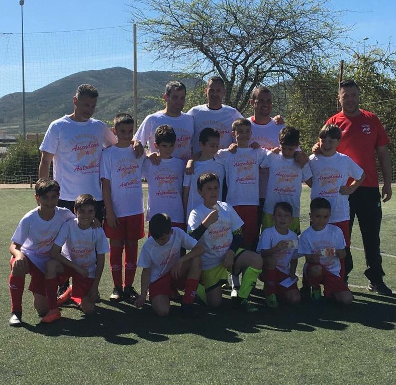 Nuestros benjamines consiguen con la victoria de hoy la segunda posición y también su ascenso a AUTONÓMICA!! Este grupo es una piña imposible de romper y así se demuestra tanto en el campo como en las fotos que son todos una gran familia.Os merecéis este gran ascenso,enhorabuena!