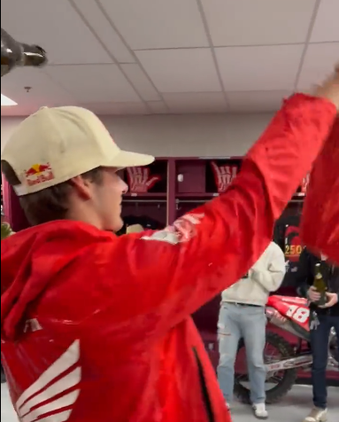 #SupercrossLIVE <a href="/jettson18_/">Jett Lawrence</a>
 <a href="/HondaPowersprts/">Honda Powersports</a>