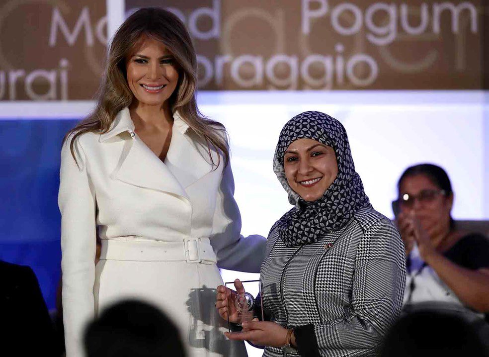 فادية نجيب ثابت مواليد عدن #اليمن عام ١٩٨٥طالبة جامعية يمنية في أمريكا، حاصلة على جائزة المرأة الدولية للشجاعة.

صورة لفادية نجيب مع السيدة الأولى السابقة ميلانيا ترامب أثناء تسلمها جائزة المرأة الدولية للشجاعة