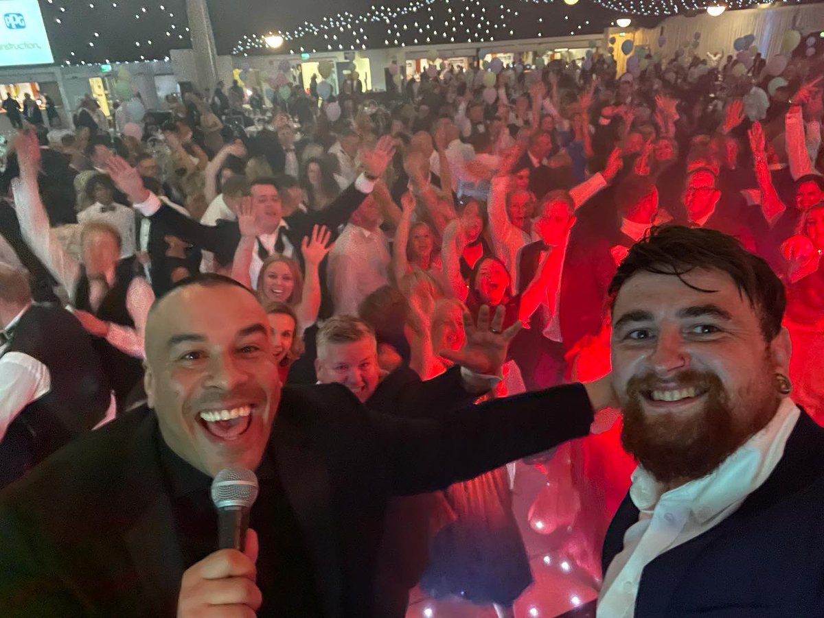 What a gig last night at Beau’s ball. Loved to see everyone singing and dancing along. Pleasure to meet <a href="/stone_jed/">Jed Stone Comedian</a> <a href="/alexsimmonstv/">Alex Simmons</a> &amp; leeds legend @Dominicmatteo21 #lufc #getbeautosloan