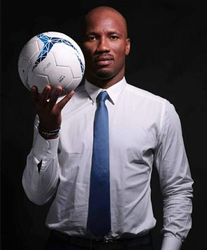 5iemeElement's tweet photo. Les raisons de l'échec de Didier Drogba aux élections 

❌Absence de bretelles 
❌Absence de décor en arrière plan 
❌Absence de texte sur l'image 
❌Mauvaise couleur de cravate 
❌ Regard non portée sur le ballon 

Il a réussi à échouer alors qu'il avait l'épreuve corrigée https://t.co/bmrPru5Mim