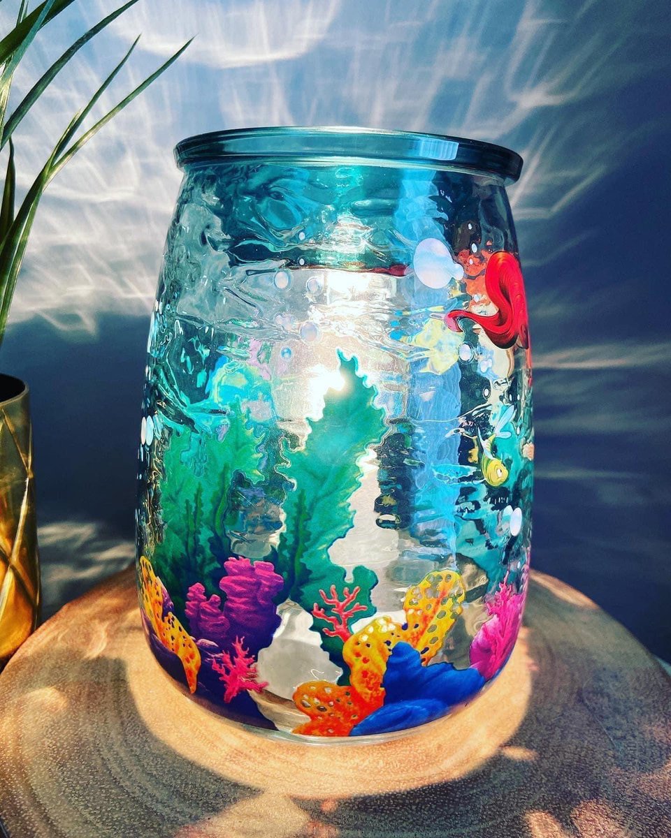 GScents_Kim's tweet photo. Honestly, I’m so in love with this warmer 😍 The way is surface is rippled so it reflects light to look like you are under the sea. It’s just stunning!

Check out this and the rest of the collection on my website: https://t.co/KhuK8AvytH

#Disney #TheLittleMermaid #HomeFragrance https://t.co/vHc3tDAEuL