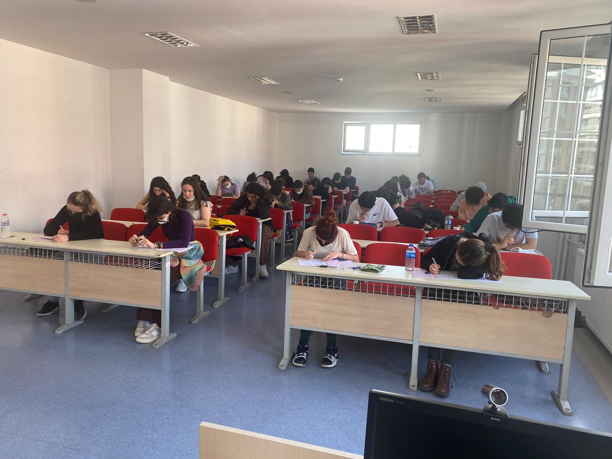 YKS hazırlık süreci içinde olan 12.sınıflarımız için uyguladığımız Pazar günü AYT denemeleri bugün itibariyle başladı.
Tüm öğrencilerimize başarılar dileriz.