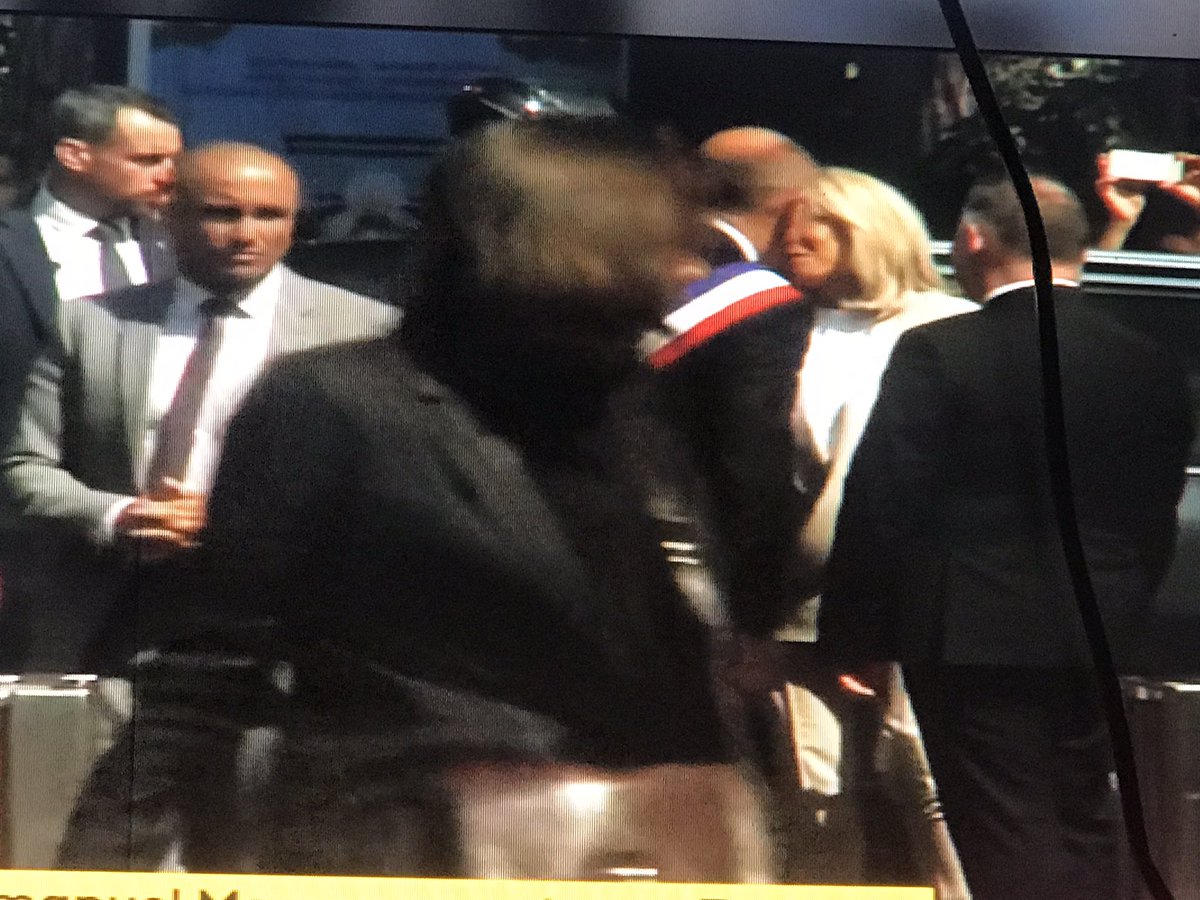 boujemaa_b's tweet photo. Quand le couple #Macron va voter, c’est avec une dizaine de limousines pour quelques dizaines de mètres. Le #Touquet un gros budget pour le roitelet. Celui qui veut faire le début du #JT🤣 #MacronPfizer #MacronMcKinsey #MacronImmobilier #Macron coffres #benalla #presidentielles https://t.co/EtpFohiUoh