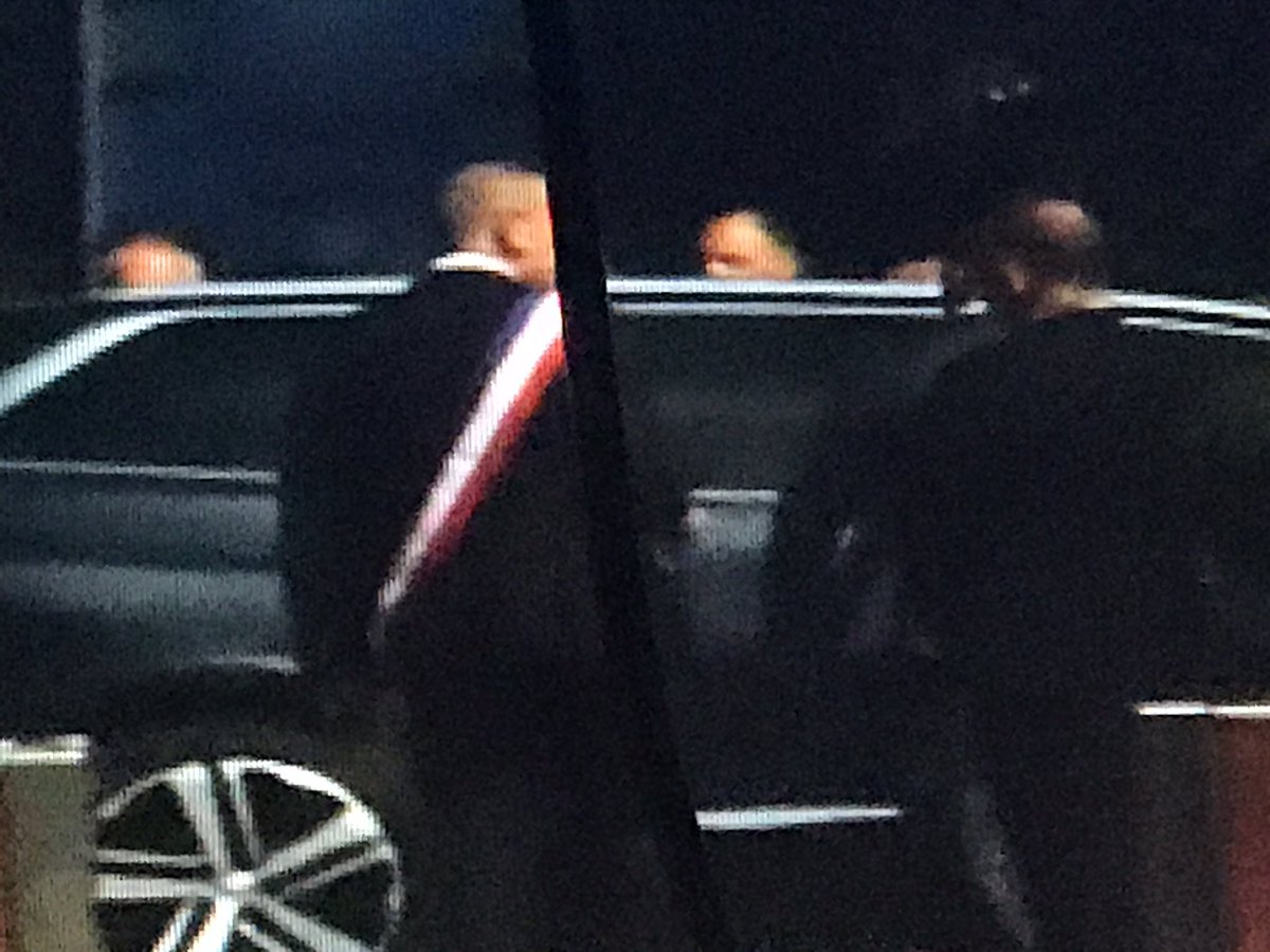 boujemaa_b's tweet photo. Quand le couple #Macron va voter, c’est avec une dizaine de limousines pour quelques dizaines de mètres. Le #Touquet un gros budget pour le roitelet. Celui qui veut faire le début du #JT🤣 #MacronPfizer #MacronMcKinsey #MacronImmobilier #Macron coffres #benalla #presidentielles https://t.co/EtpFohiUoh