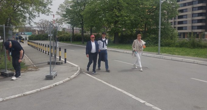 FRGq-YbWYAIqio2?format=jpg&name=small