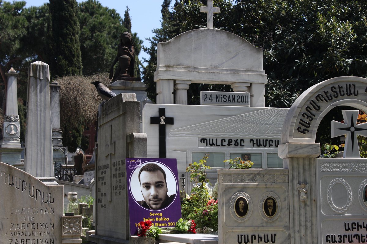 Zorunlu askerliğini yaptığı Batman'da 24 Nisan 2011 tarihinde öldürülen Sevag Şahin Balıkçı, ölümünün 11. yılında Şişli Ermeni Mezarlığı'ndaki kabri başında anıldı. #SevagBalıkçı #GarbisBalıkçı #24Nisan