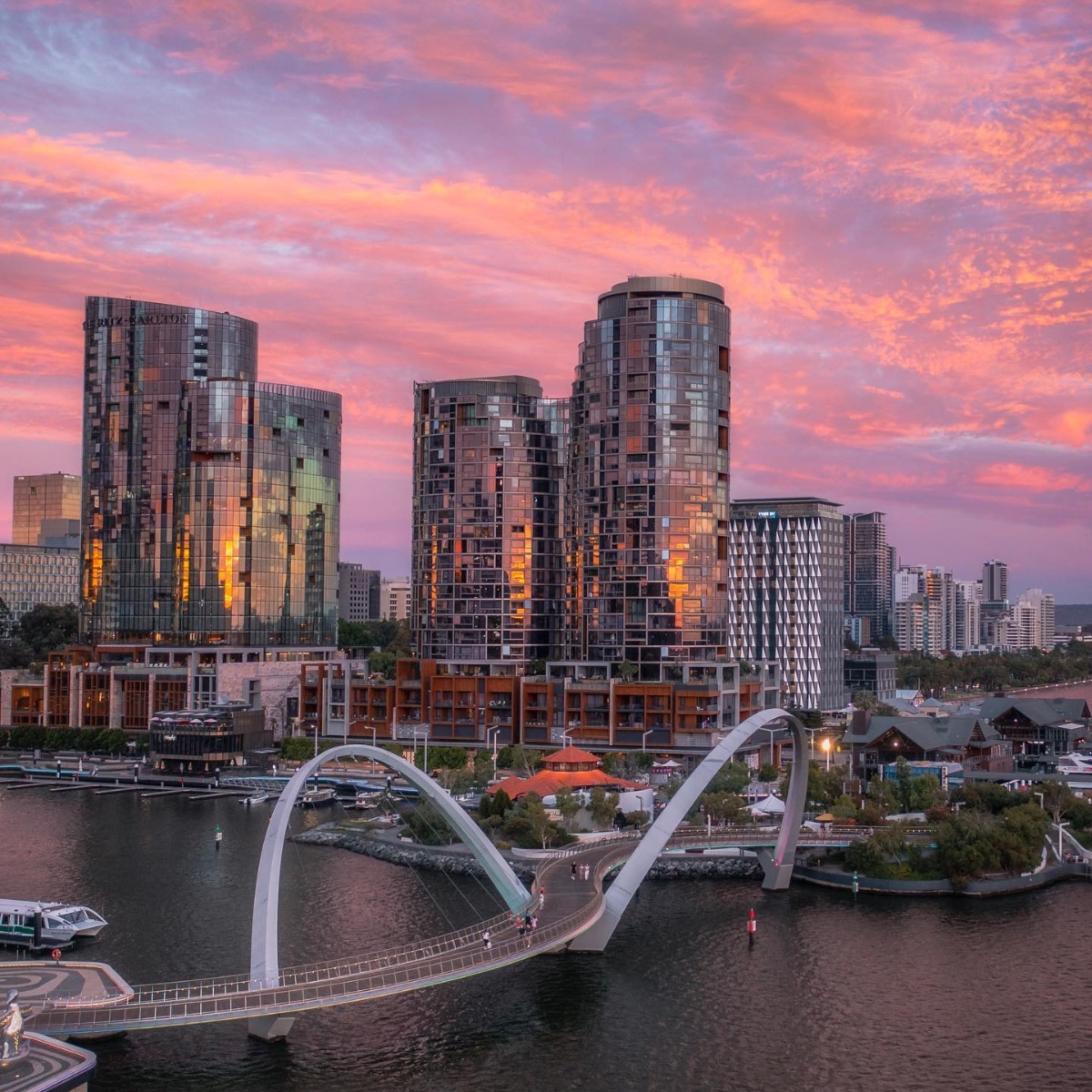 Australia's tweet photo. Well, isn't that just a picture-Perth-ect sunset! 💜

Cheers to IG/kaneartie.photography for this stunning shot of @WestAustralia's capital city Boorloo (@DestPERTH), home to the Noongar people.

#seeaustralia #thisiswa #seeperth #holidayherethisyear https://t.co/Dr5hPWyz8G