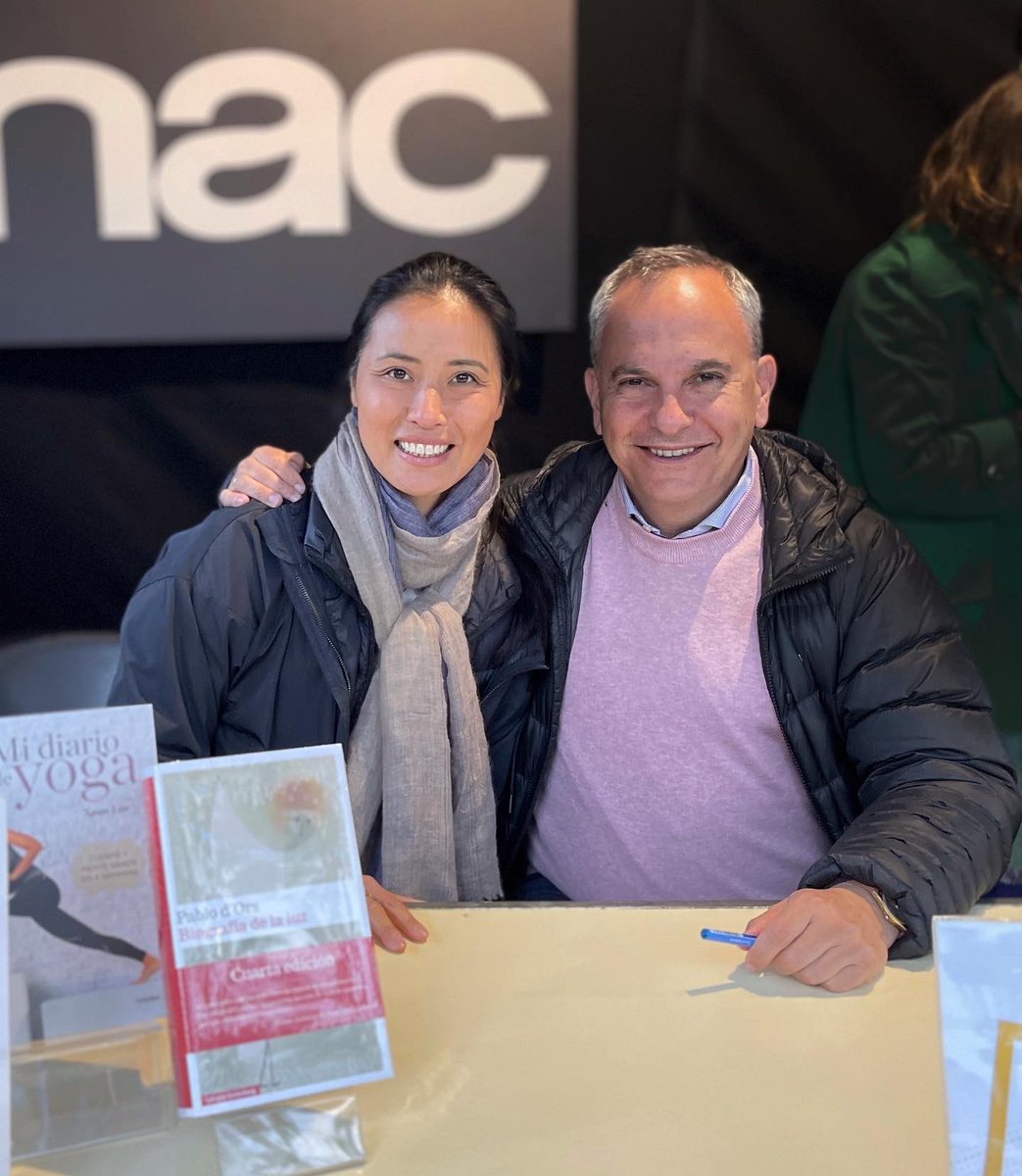 Ayer en Sant Jordi firmando libros al lado de Pablo d’Ors , todo un honor.