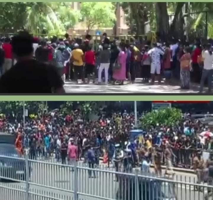 MDWLiveTamil's tweet photo. #Srilanka அனைத்து பல்கலைகழக மாணவ ஒன்றியத்தினர் விஜேராமவிலுள்ள பிரதமரின் இல்லத்திற்கு முன்பாக எதிர்ப்பு ஆர்ப்பாட்டத்தில் ஈடுபட்டுள்ளனர் ;#LKA #EconomicCrisisLK https://t.co/CS0doPMd1v