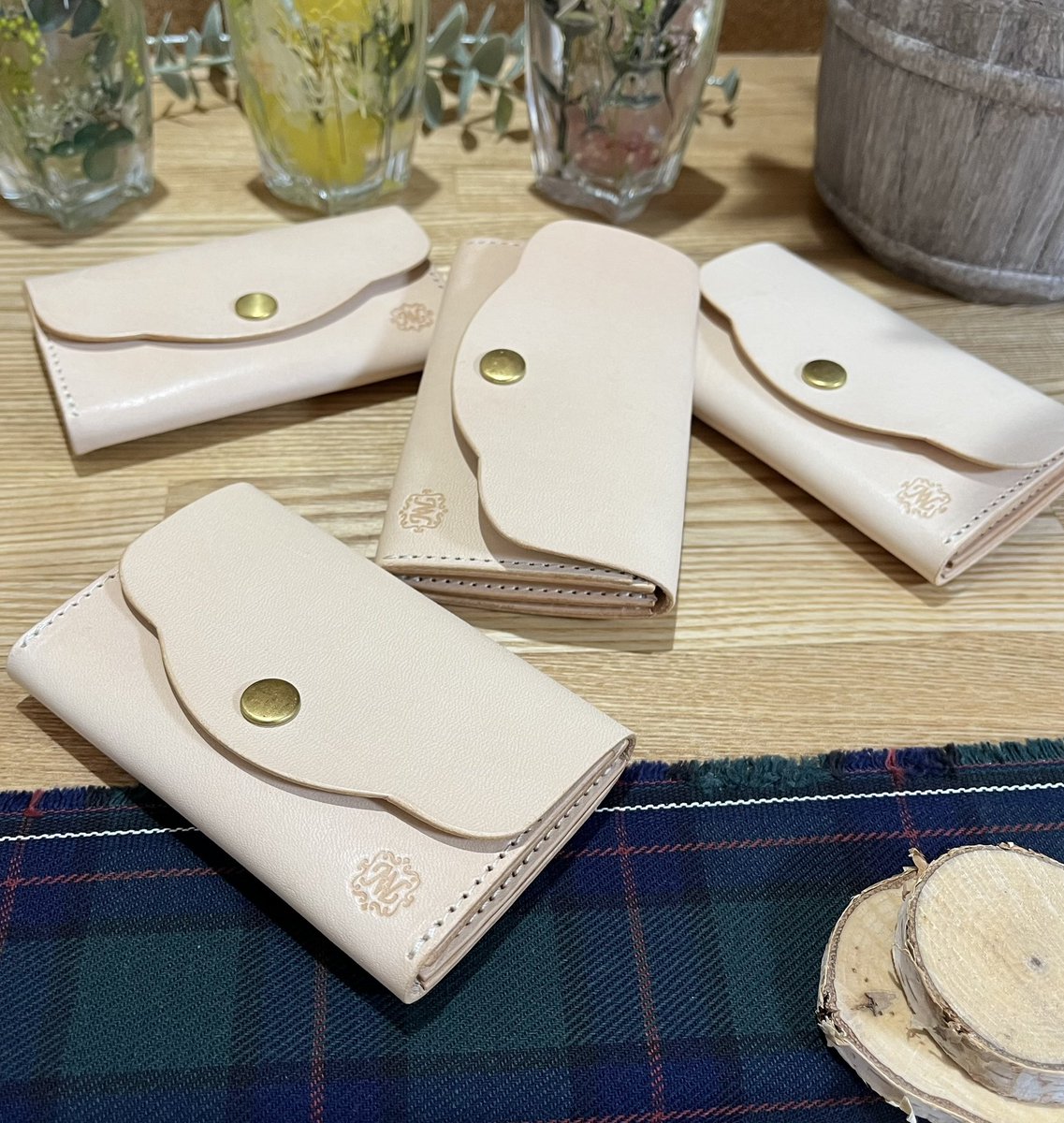 NEQNA_LC's tweet photo. 同じように作っていても、
ひとつひとつに宿る個性。

#レザークラフト
#ハンドメイド https://t.co/XpxQRBixmR