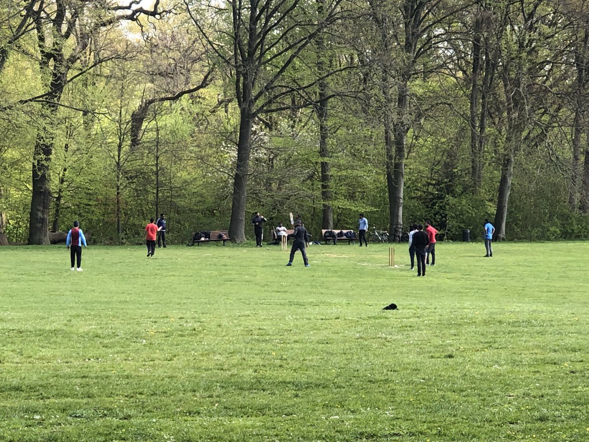mike_leder's tweet photo. Endlich wird im Park wieder Cricket gespielt. Ich hatte es schon vermisst. 🏏

#Hamburg, #JenischPark https://t.co/5x6JUsn5mJ