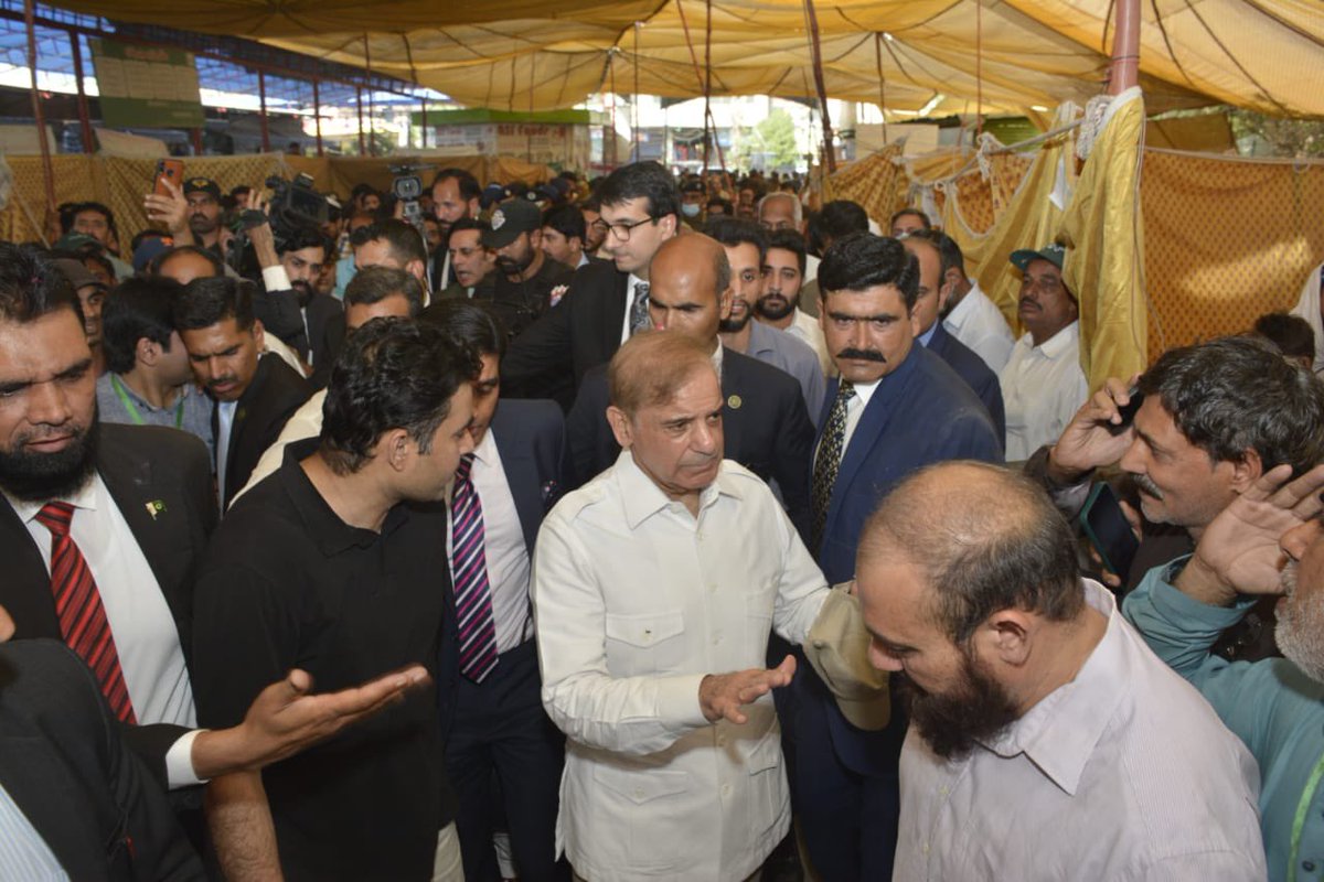 chsandhilaa's tweet image. وزیراعظم شہباز شریف نے جوہر ٹاؤن میں قائم رمضان بازار کا اچانک دورہ کیا  اور عوام کو ماہ رمضان میں اشیائے خوردونوش کی ارزاں نرخوں پر فراہمی کو یقینی بنانے کی خصوصی ہدایت کی
