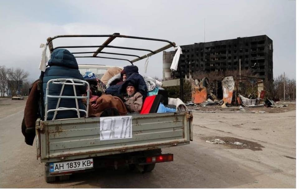 Mariupol residents leave Hell. This is what their cars look like after the shelling by the Russian military. 
...and these eyes, how much pain they have.
#Marioupol #MariupolMassacre #MariupolGenocide