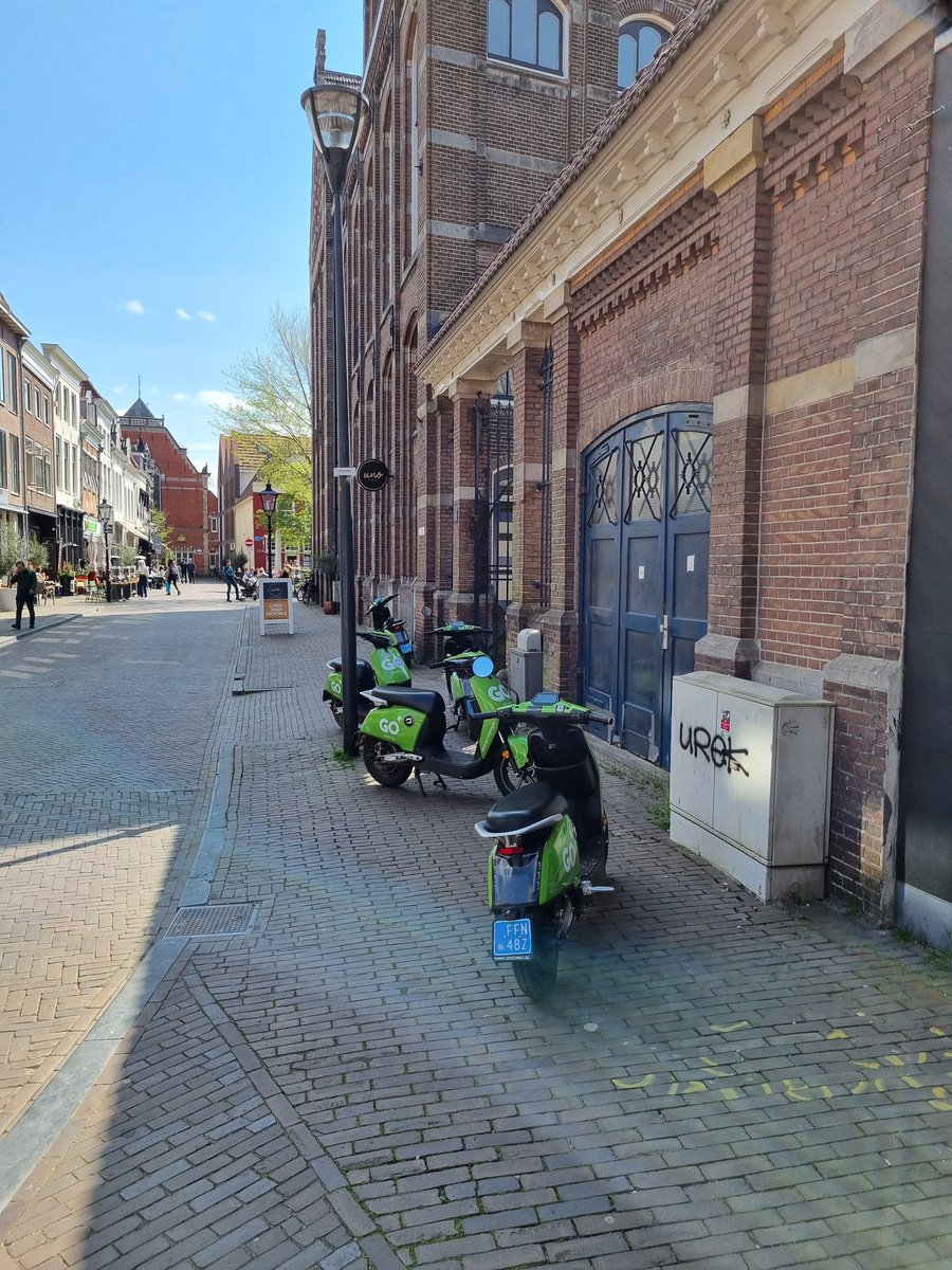 Ze staan er weer lekker bij (maar niet heus) <a href="/gosharingoff/">GO Sharing</a> . Drama voor mensen met een kinderwagen of die slecht ter been zijn of in rolstoel zitten. Weg ermee!! #opvoedenhoorterookbij #Zwolle #centrum