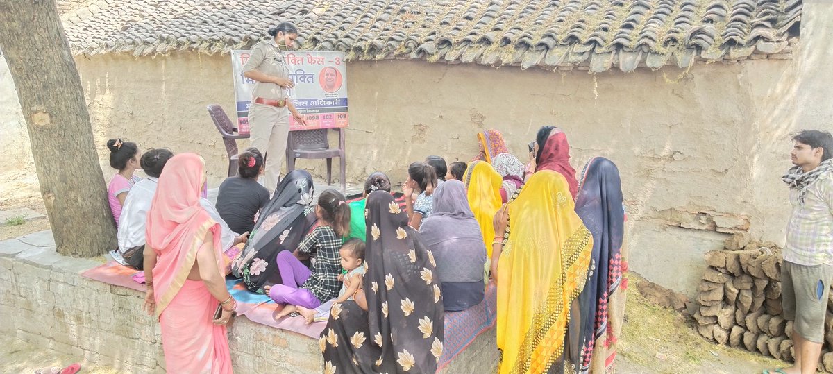 Prabha8Akhilesh's tweet photo. ग्राम कुम्हरार  में महिलाओं व लड़कियों को महिला मिशन शक्ति के बारे में जानकारी देते हुए महिला कॉन्स्टेबल अखिलेश प्रभाकर https://t.co/mDImayOG7X
