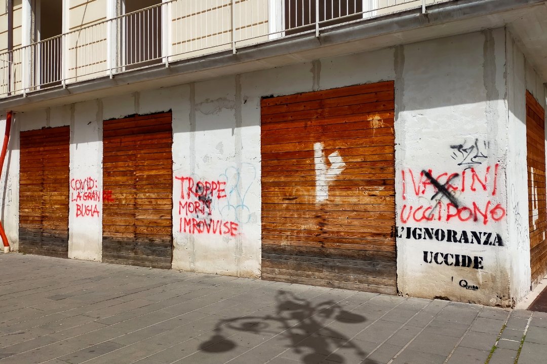 GSlt76's tweet image. Botta e risposta sulle mura del centro, con in nero la sentenza definitiva

"L'ignoranza uccide"

#novax

@RobertoBurioni @RobertoRenga @albertoinfelise