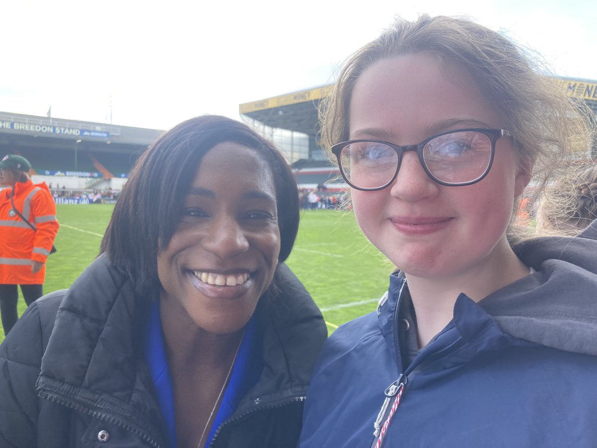 sunewton1's tweet photo. Legend! Thanks @MaggieAlphonsi inspiring the next generation 🏉💪🏼🌹@EnglandRugby https://t.co/vk6hHn54Hl
