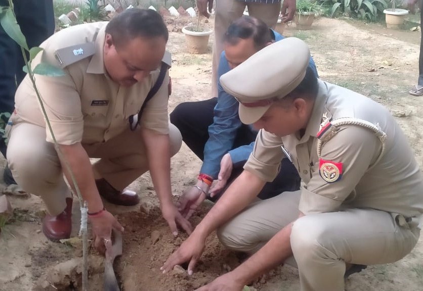 moradabadpolice's tweet photo. पुलिस अधीक्षक यातायात @moradabadpolice  एवं प्रभारी निरीक्षक यातायात द्वारा रिजर्व पुलिस लाइन में पर्यावरण को स्वच्छ व समृद्ध रखने के लिये वृक्षारोपण कर पर्यावरण संरक्षण का संदेश दिया गया।
#MoradabadPolice
#UPPolice https://t.co/2xCduDiJr6