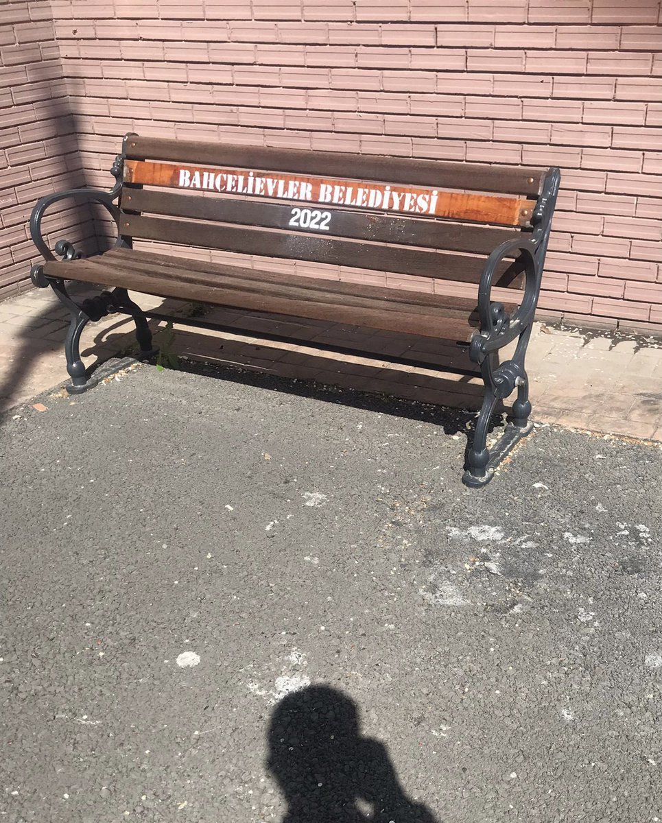 darkwebhaber's tweet photo. İBB'nin okullara dağıttığı bankların üzerindeki “İstanbul Büyükşehir Belediyesi” yazısı AKP'li Bahçelievler Belediyesi tarafından zımparalanarak boyanıp “Bahçelievler Belediyesi” yazıldı. https://t.co/r7U62Te4w4