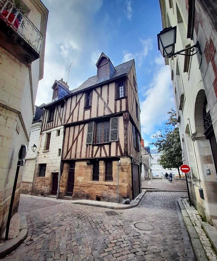 petitfute37's tweet image. 🦊 Balade dans les ruelles du quartier historique de la @villedetours 📸 #tourainevaldeloire #myloirevalley #tours #street #rue