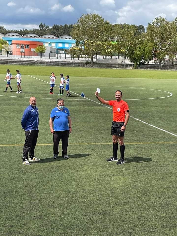 AASantarem's tweet photo. O nosso treinador, Nuno Sobral, e o nosso massagista, Renato Santos, receberam hoje em Rio Maior, um cartão branco, pela pronta assistência a um jogador adversário.
#SomosBriosa #MDPDA https://t.co/qr0woSIrjc