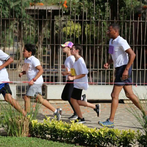 NebedaySenegal's tweet image. #CourseVerte
Les élèves de 5ème @lycee_mermoz, se sont donnés corps et âme  pour participer à l’opération 1 500000 arbres. Grâce à leurs déterminations, 13 000 arbres 🌱seront plantés.🥳Bravo, hâte de restaurer la mangrove avec nos champions💪🏿.#Nebeday
 #EducationEnvironnementale