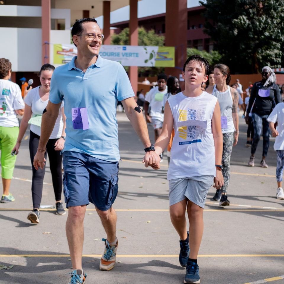 NebedaySenegal's tweet image. #CourseVerte
Les élèves de 5ème @lycee_mermoz, se sont donnés corps et âme  pour participer à l’opération 1 500000 arbres. Grâce à leurs déterminations, 13 000 arbres 🌱seront plantés.🥳Bravo, hâte de restaurer la mangrove avec nos champions💪🏿.#Nebeday
 #EducationEnvironnementale