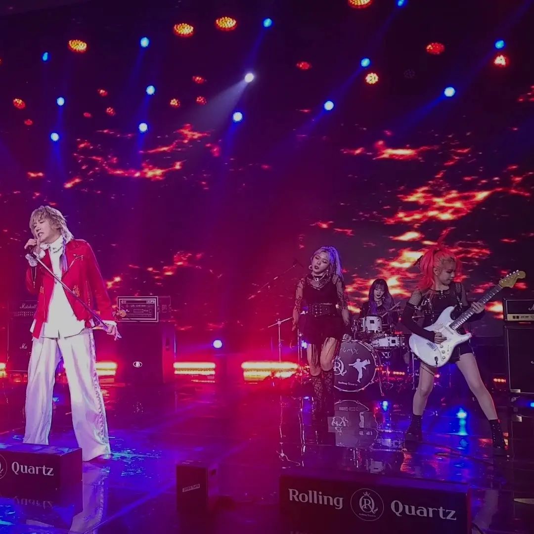 damned_diamond's tweet image. Behind-the-scene photos of the filming of &quot;Ice On Fire&quot; music video (1/2)

🔗: instagram.com/p/CcvRLSBvHZy/

#RollingQuartz #롤링쿼츠 #KimJangHoom #김장훈