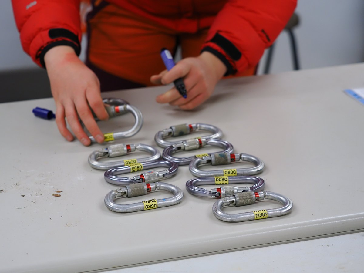 Derbyshire_CRO's tweet image. Over 20 of our team members gave up half of their Saturday to help with our PPE inspections this weekend. We regularly check every bit of kit on our vehicles and at our base to make sure it is in tip-top condition whenever we have need to use it.
#CaveRescue #Volunteers