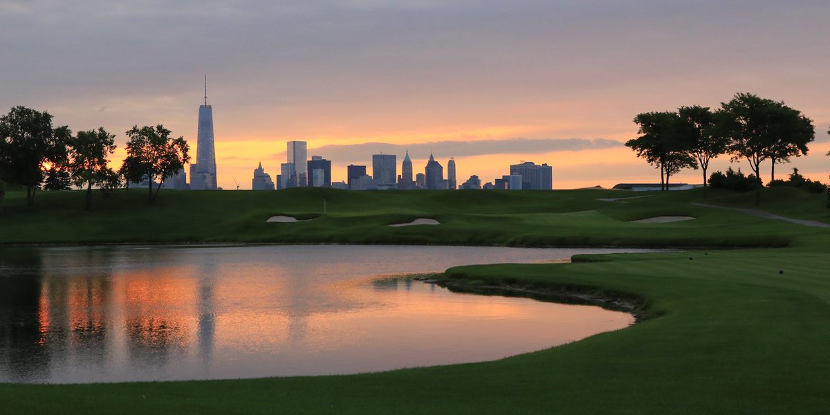 This course has had a remarkable makeover. Oil refinery to the best skyline in sport. No golf course comes close to the backdrop of the @LibNatGolf. Swipe 👉 through these images to see the jaw-dropping scenery on show. #IconsSeries