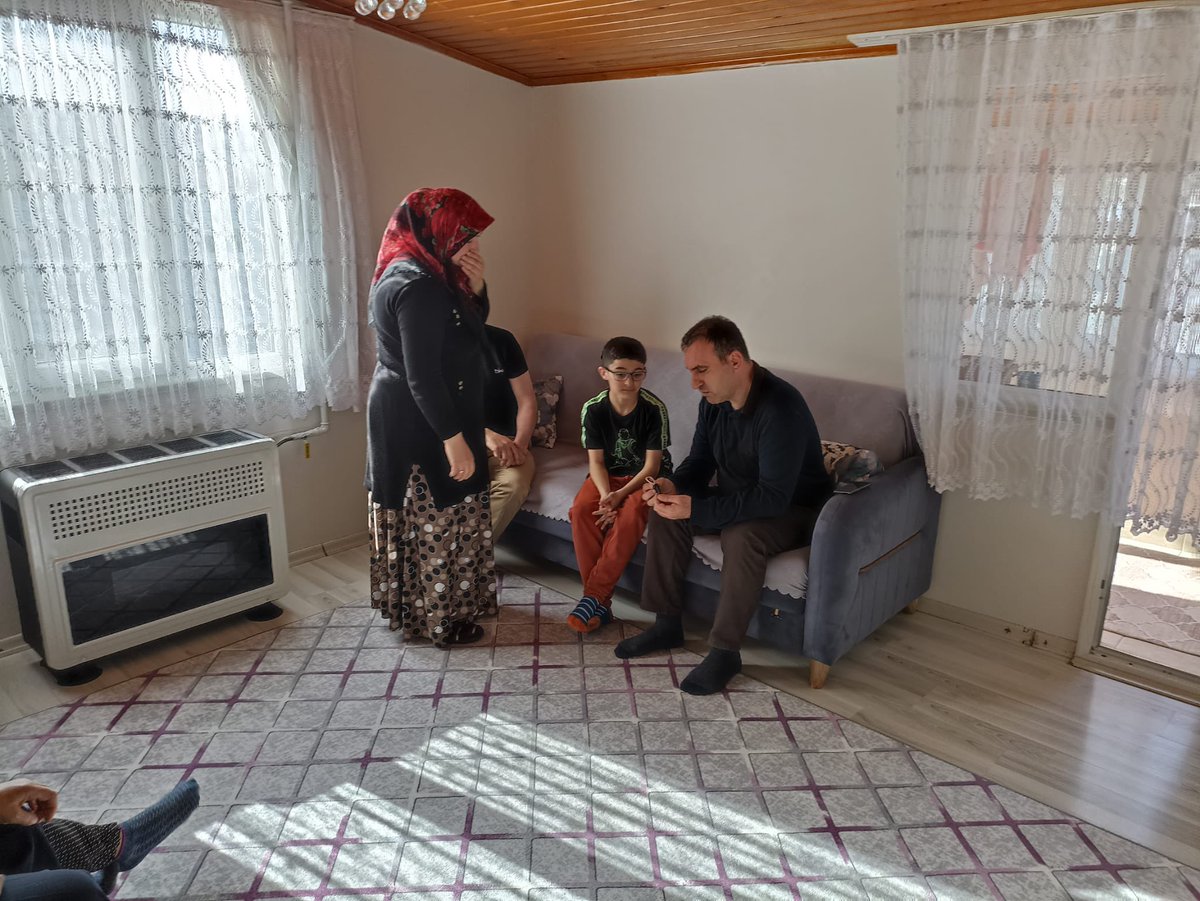 Ağır işitme engelli ablasıyla aynı rahatsızlığı olan Furkan’ın eğitim ve sosyal yaşamı için acilen gerekli olan ancak çok yüksek maliyeti nedeniyle tedarik edemedikleri işitme aparatı Kaymakamlığımızca alındı. Operasyon ile monte edilen aparat Furkan’ın morali bize moral oldu.