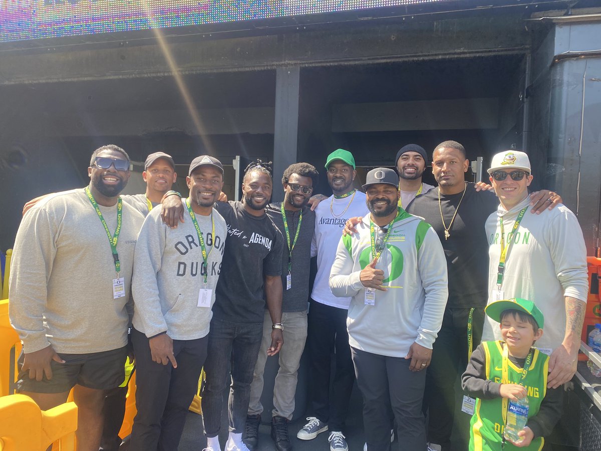 With my former teammates Having fun at the Ducks Spring game. <a href="/CoachDanLanning/">Dan Lanning</a> <a href="/oregonfootball/">Oregon Football</a> appreciate the love!!!