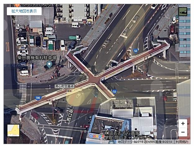 今日は歩道橋の日です。

岡山で歩道橋といえば、岡山市の十日市交差点にある円形の歩道橋が有名ですね。
実は岡山市北区には他にもユニークな歩道橋があります。

清輝橋交差点の五角形の歩道橋。
清心町には×の形をした歩道橋も存在します。