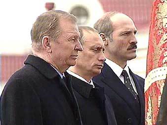 It didn't work out. Frail Yeltsin appointed a young and healthy heir who soon became super popular by pacifying Chechnya. Now Putin became the Collector of the Russian Land, counting the tradition of the Dukes of Moscow. Lukashenko was outmanoeuvred. And his policy goals changed