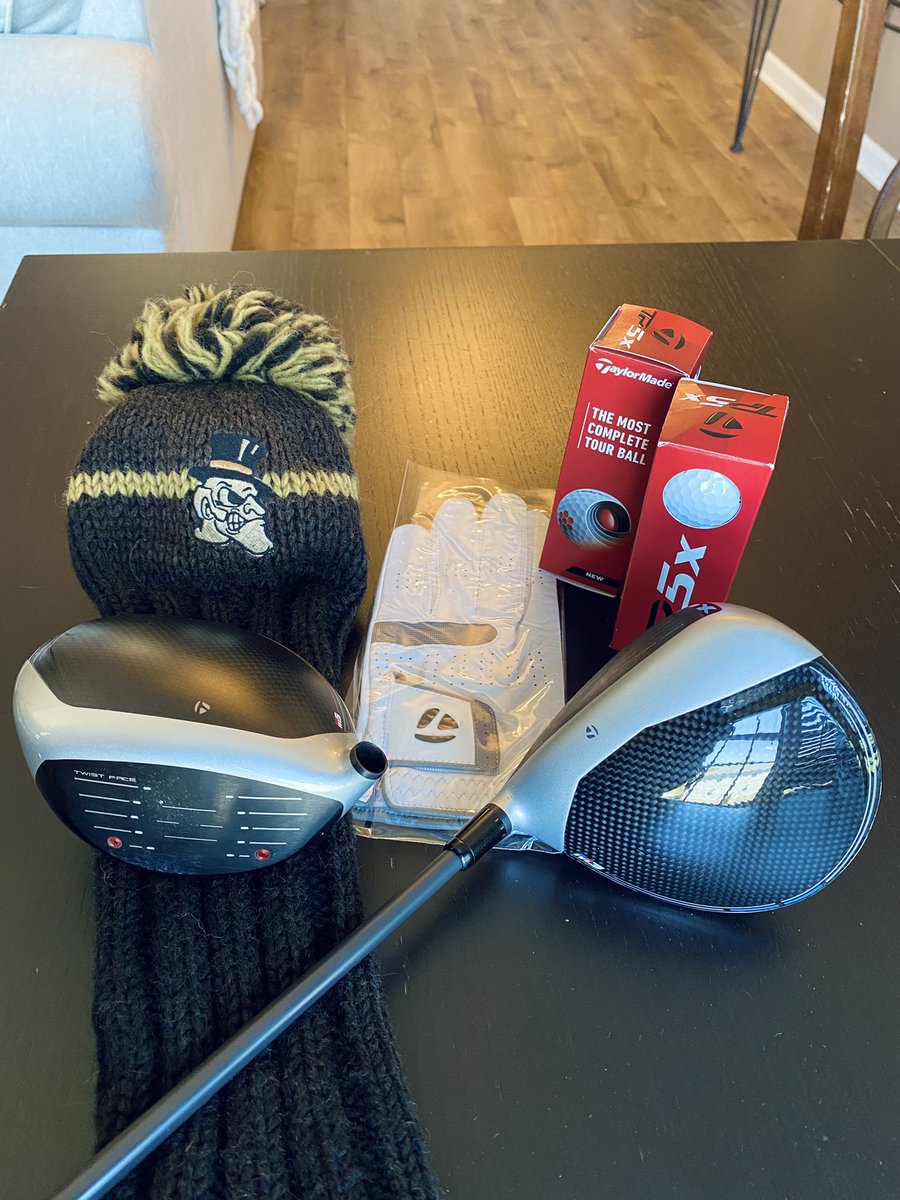 My guy <a href="/WakeMGolf/">Wake Forest Men's Golf</a> alumn <a href="/dguise3/">Danny Guise</a> came through with the care package.🔥 Now it’s time to learn how to actually swing. Who’s ready to give me a lesson 😂