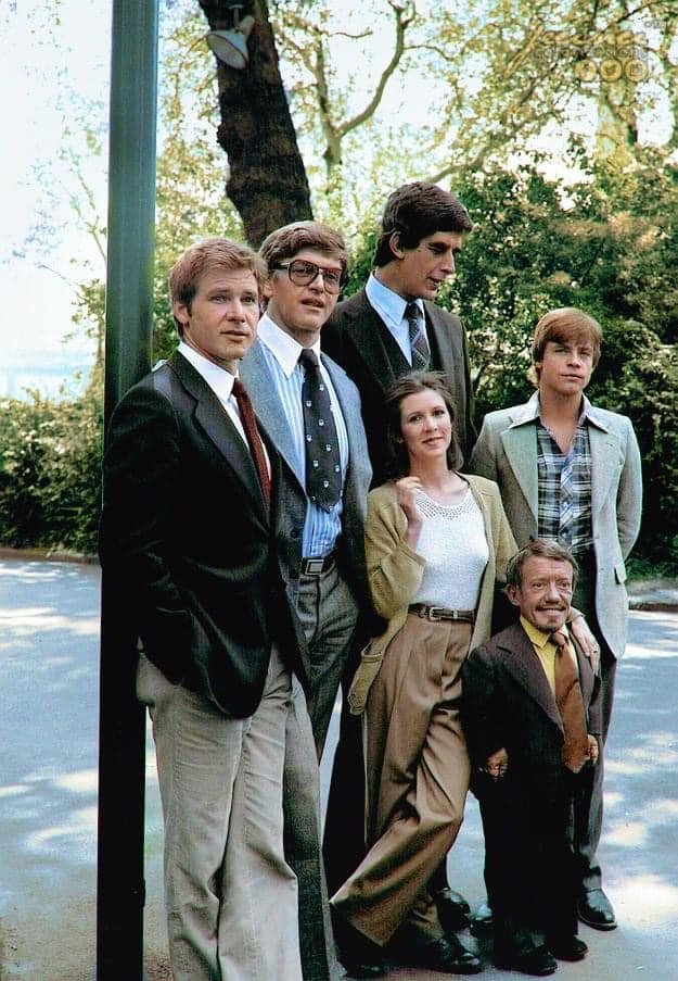 Star Wars - Harrison Ford (Han Solo), David Prowse (Darth Vader), Peter Mayhew (Chewbacca), Carrie Fisher (Princess Leia), Mark Hamill (Luke Skywalker), and Kenny Baker (R2-D2). circa 1977 https://t.co/zScwB2FDqn