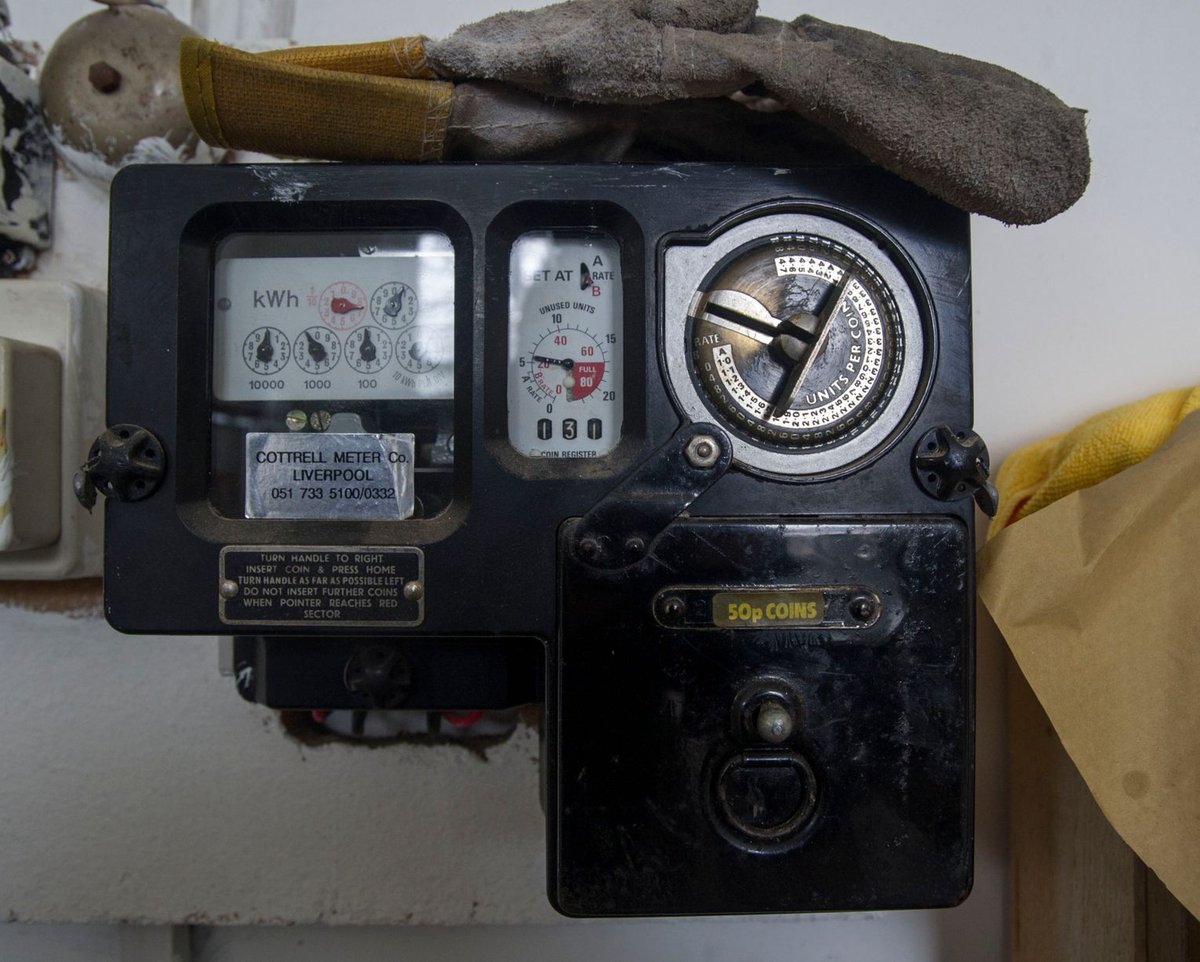 datoffee's tweet image. Officials at Anfield asking for 50p for the VAR machine.