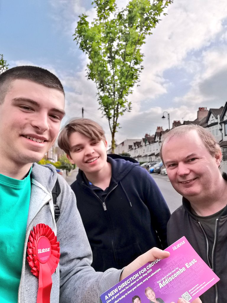 thomasbowell's tweet photo. Big thanks to Mark & Noah for joining me on #labourdoorstep in Elgin (pictured) & Havelock Road this afternoon. We had lots of really interesting conversations about key local issues. Pleasingly, lots telling us they've sent off their votes for Labour!ππΉ
#NewDirectionForCroydon https://t.co/VbBcSskVSq