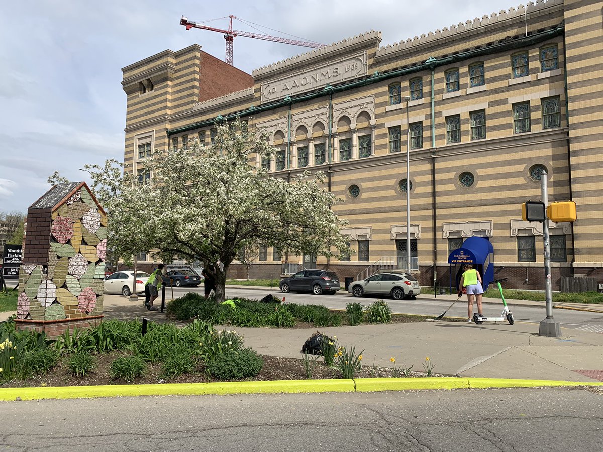 ClintErbacherTV's tweet photo. Mass Ave clean up happening today 🌸☀️🌳🌷🌻 #Indy @WTHRcom https://t.co/1rhJAjWX9y