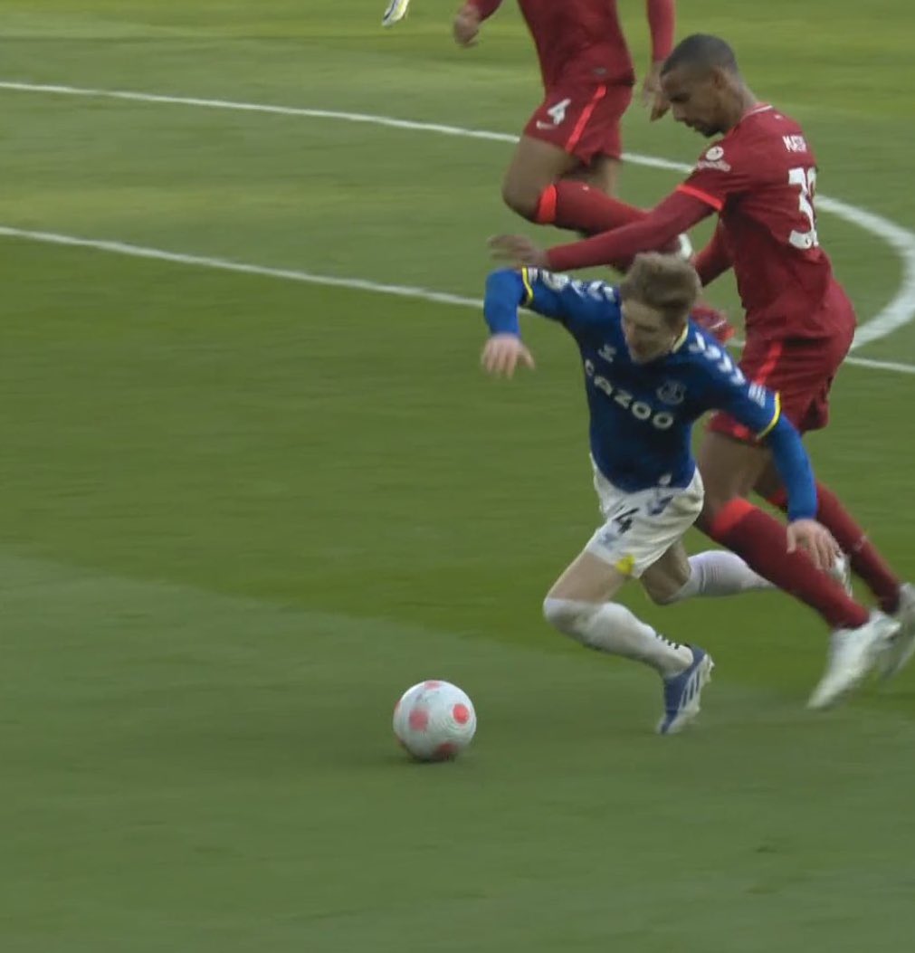 talkSPORT's tweet photo. Penalty or no penalty? 🤔 #MerseysideDerby https://t.co/6E7cM9M60X
