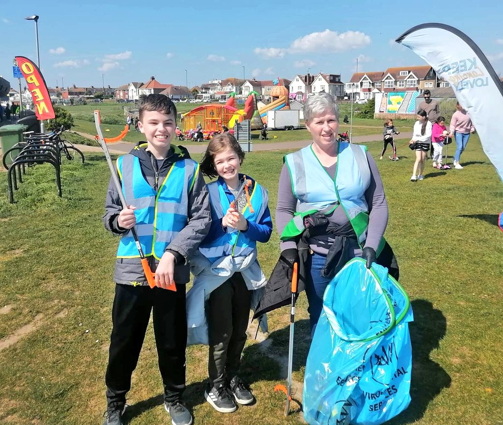 Great to see so many new faces today on Lancing beach. 

Today we had 29 Adults and 9 Children collect in just over an hour 45Kg of waste....

Thank-you to everyone who helped..

#KeepLancingLovely