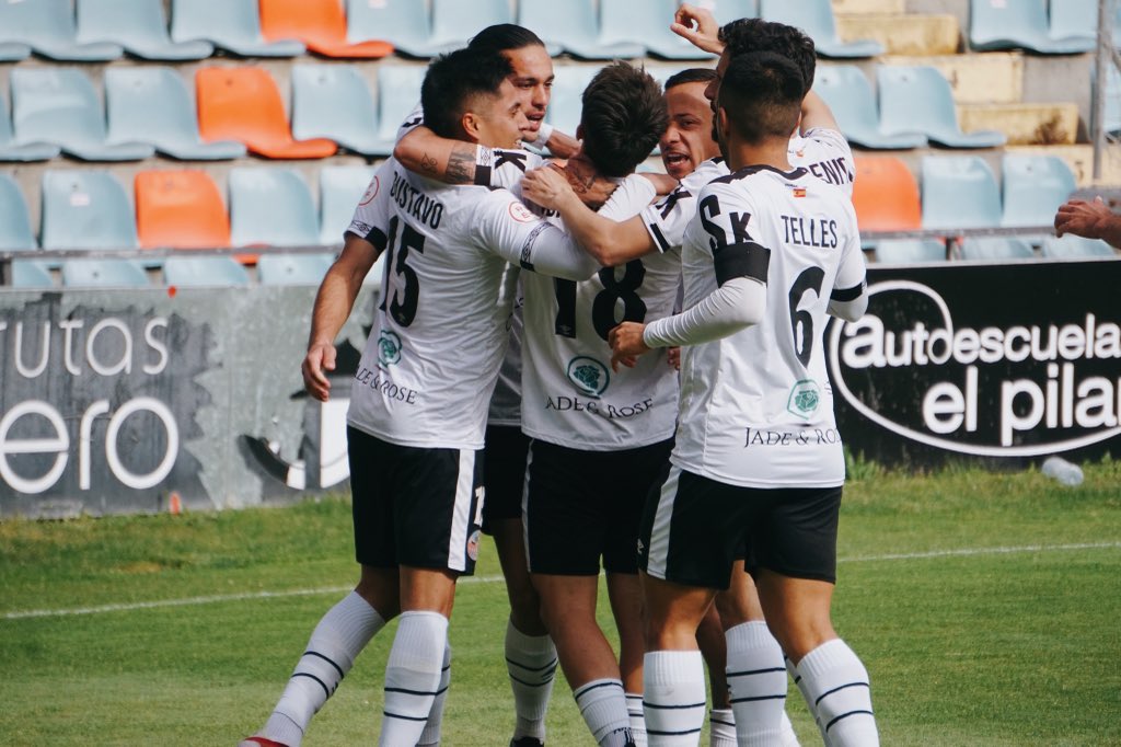 SalamancaCFUDS's tweet photo. |FINAL DEL PARTIDO|

4| @SalamancaCFUDS 
1| @UCCeares 

Era una final y lo sabíamos, ahora a pelear y luchar por la siguiente 💪🏽 

¡Gran victoria de equipo! 🤍🖤

 #SalamancaUDSCeares  | #HalaUnión | 🏳️🏴 https://t.co/fG2ALurXgN