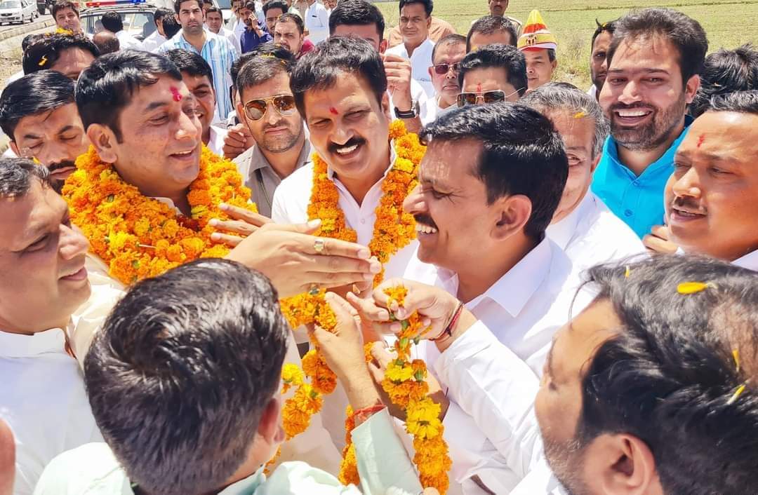 MukeshCh4BJP's tweet photo. आज सहारनपुर में प्रथम आगमन पर माननीय मंत्री श्री @isomendratomar जी का भाजपा कार्यकर्ताओं के साथ रोहाना टोल पर फूल मालाओं से भव्य स्वागत किया। 
मंत्री जी से मिलने के लिए युवाओं का उत्साह देखने लायक था। https://t.co/YenaXKUILT