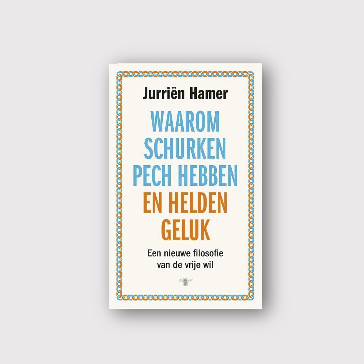 MaandFilosofie's tweet photo. De winnaar van de Socratesbeker is Jurriën Hamer met 𝘞𝘢𝘢𝘳𝘰𝘮 𝘴𝘤𝘩𝘶𝘳𝘬𝘦𝘯 𝘱𝘦𝘤𝘩 𝘩𝘦𝘣𝘣𝘦𝘯 𝘦𝘯 𝘩𝘦𝘭𝘥𝘦𝘯 𝘨𝘦𝘭𝘶𝘬. De winnaar werd gisteren bekend gemaakt in de oude Lutherse Kerk in Amsterdam, juryvoorzitter Rosan Hollak overhandigde de #Socratesbeker. https://t.co/TGMSJB5Vmj