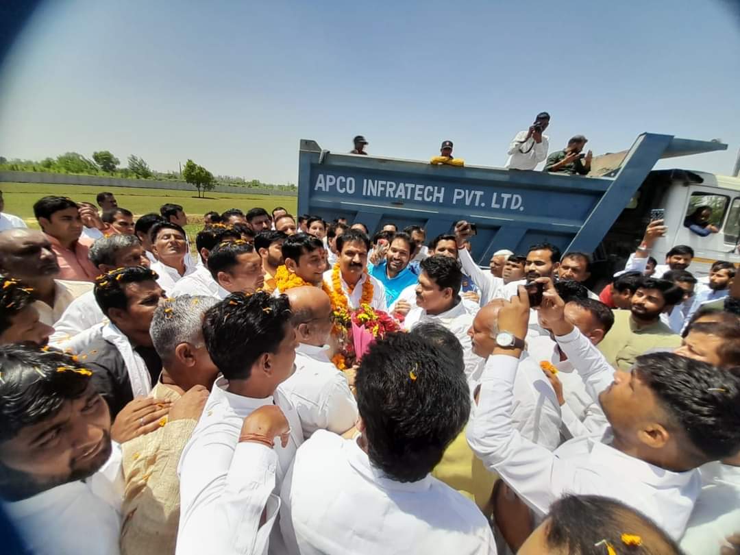 MukeshCh4BJP's tweet photo. आज सहारनपुर में प्रथम आगमन पर माननीय मंत्री श्री @isomendratomar जी का भाजपा कार्यकर्ताओं के साथ रोहाना टोल पर फूल मालाओं से भव्य स्वागत किया। 
मंत्री जी से मिलने के लिए युवाओं का उत्साह देखने लायक था। https://t.co/YenaXKUILT