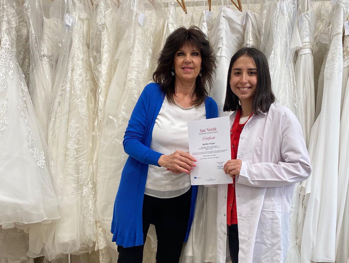 Türkiye Ulusal Ajansın destekleriyle başladığımız “Modayı Avrupa’da Takip Et” stajı,Çekya Prag’da bulunan Adina ve San Verita Moda evlerinde çok iyi deneyimlerle sona ermiştir.Sertifika töreni yapılarak,Moda evleri çalışanlarına teşekkür edip iyi dileklerle ayrıldık.<a href="/ulusalajans/">Türkiye Ulusal Ajansı 🇹🇷 Turkish NA</a>