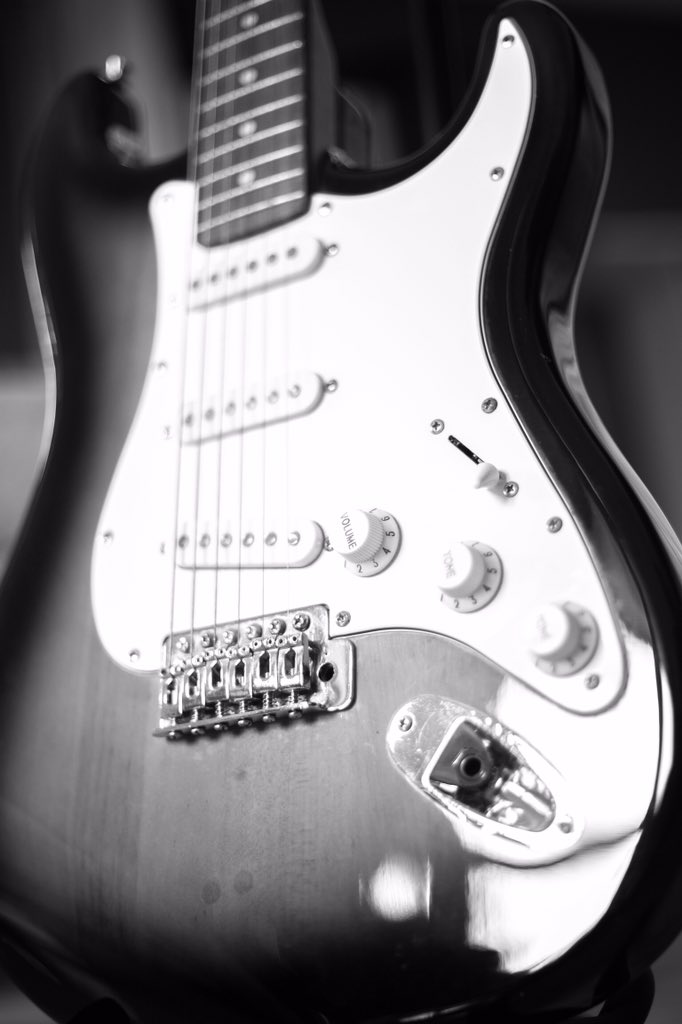 Rahulwi's tweet photo. Strat 🖤 
.
.
.
.

#stratocaster #guitarplayers #guitaristsofinstagram #ernieball #guitarplaying #lespaul #guitaramp #fenderguitar #guitardaily #guitarplayer https://t.co/U0PHCtw2jk
